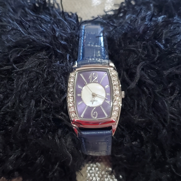 AVON Crystal accents, leather band watches. - Picture 5 of 8